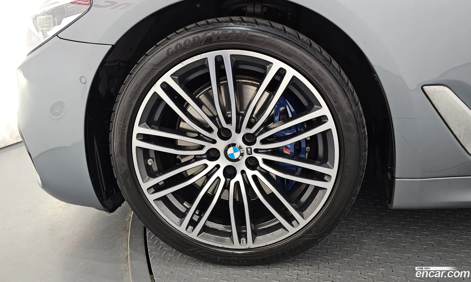 BMW 5 Series 2019 WBAJD3108KWW39331 — 32