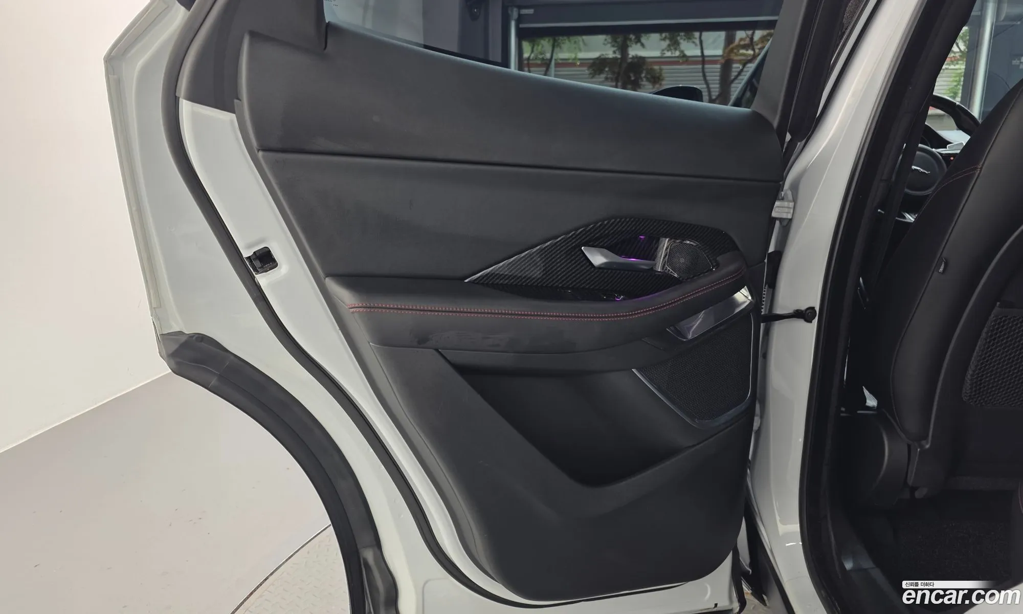 Jaguar E-Pace 2018 SADFA2BX2J1Z01450 — 13