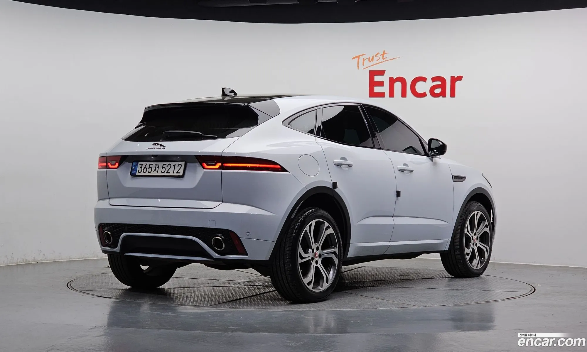 Jaguar E-Pace 2018 SADFA2BX2J1Z01450 — 29
