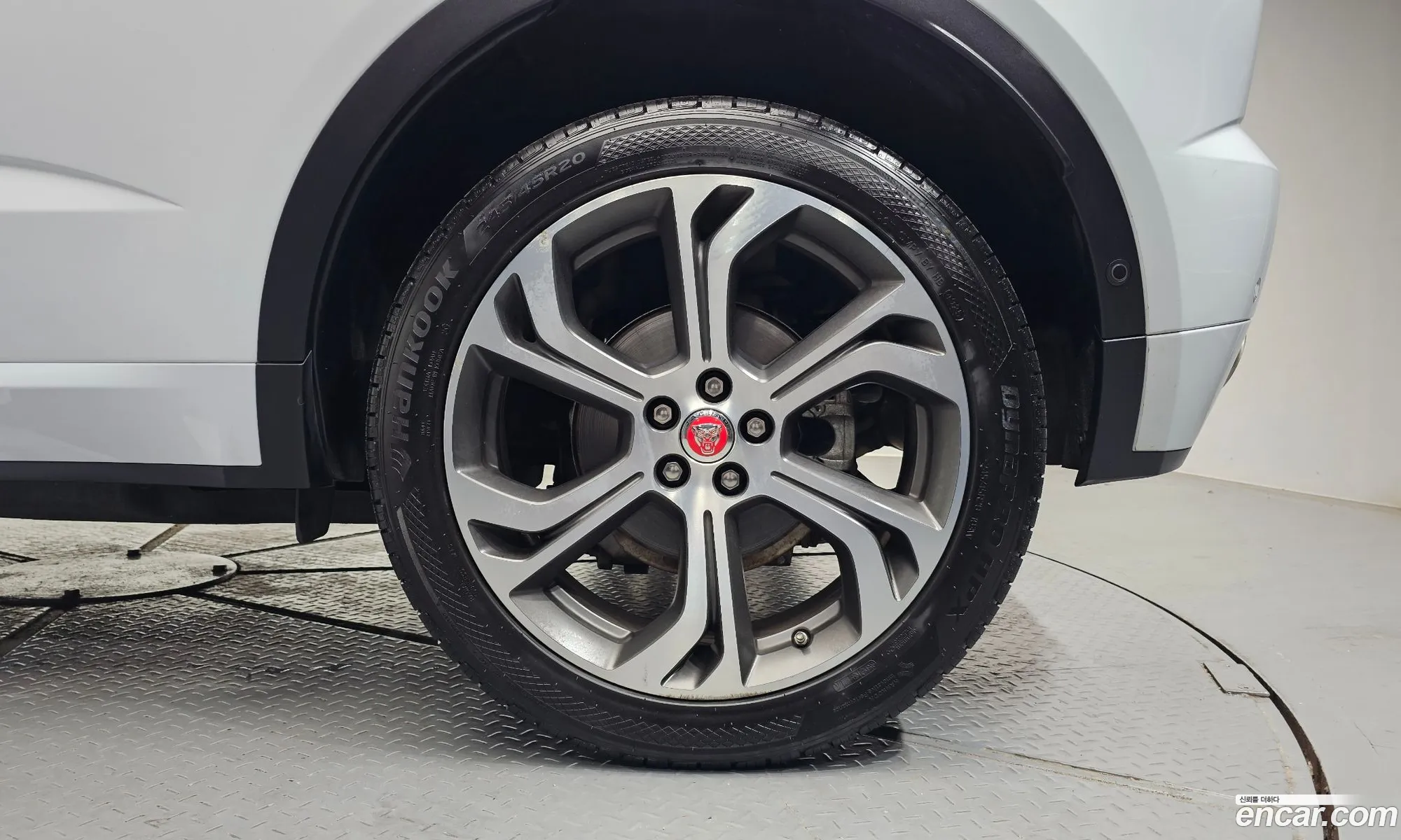 Jaguar E-Pace 2018 SADFA2BX2J1Z01450 — 27