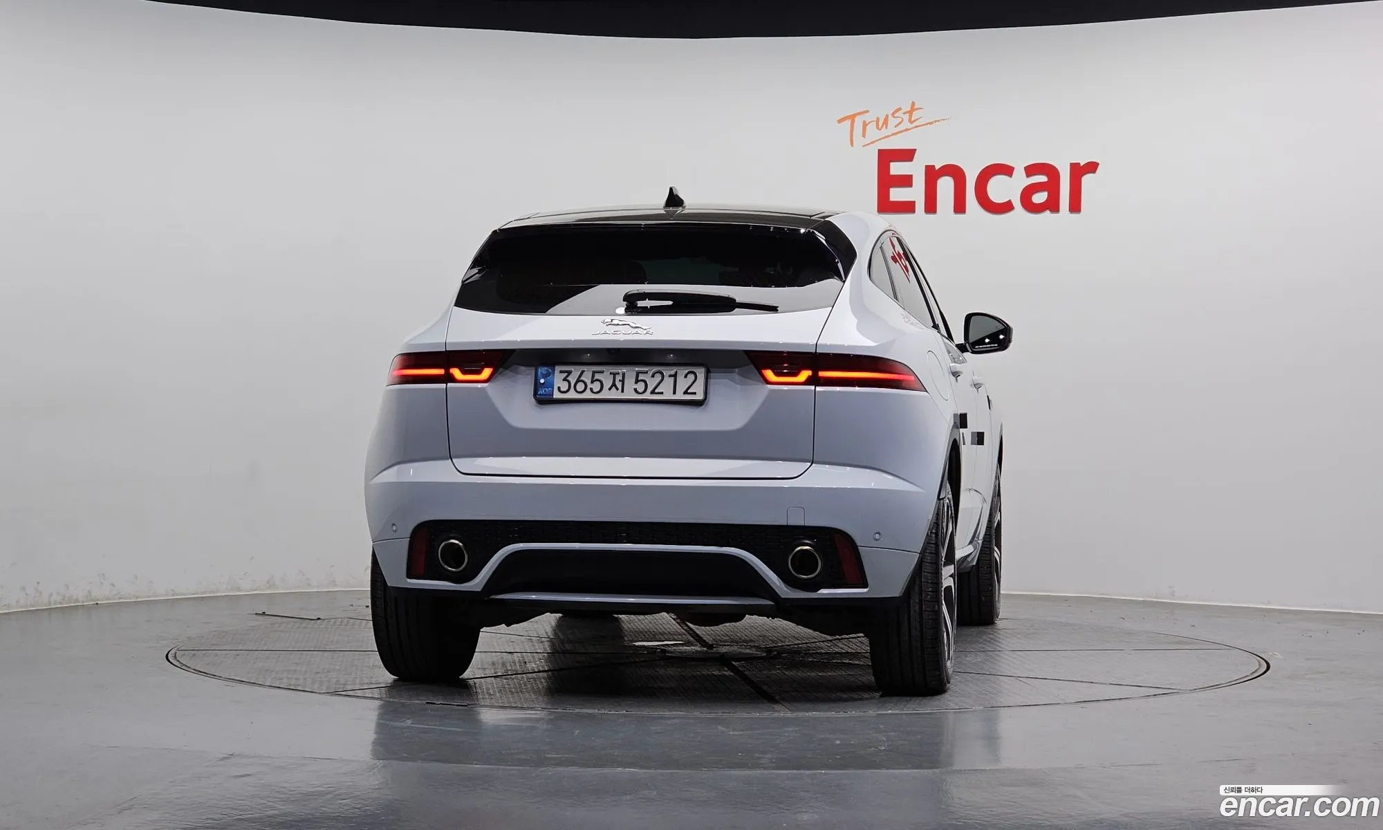 Jaguar E-Pace 2018 SADFA2BX2J1Z01450 — 26