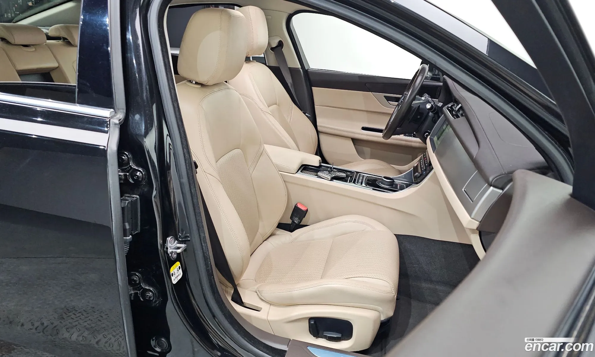 Jaguar XF 2018 — 16