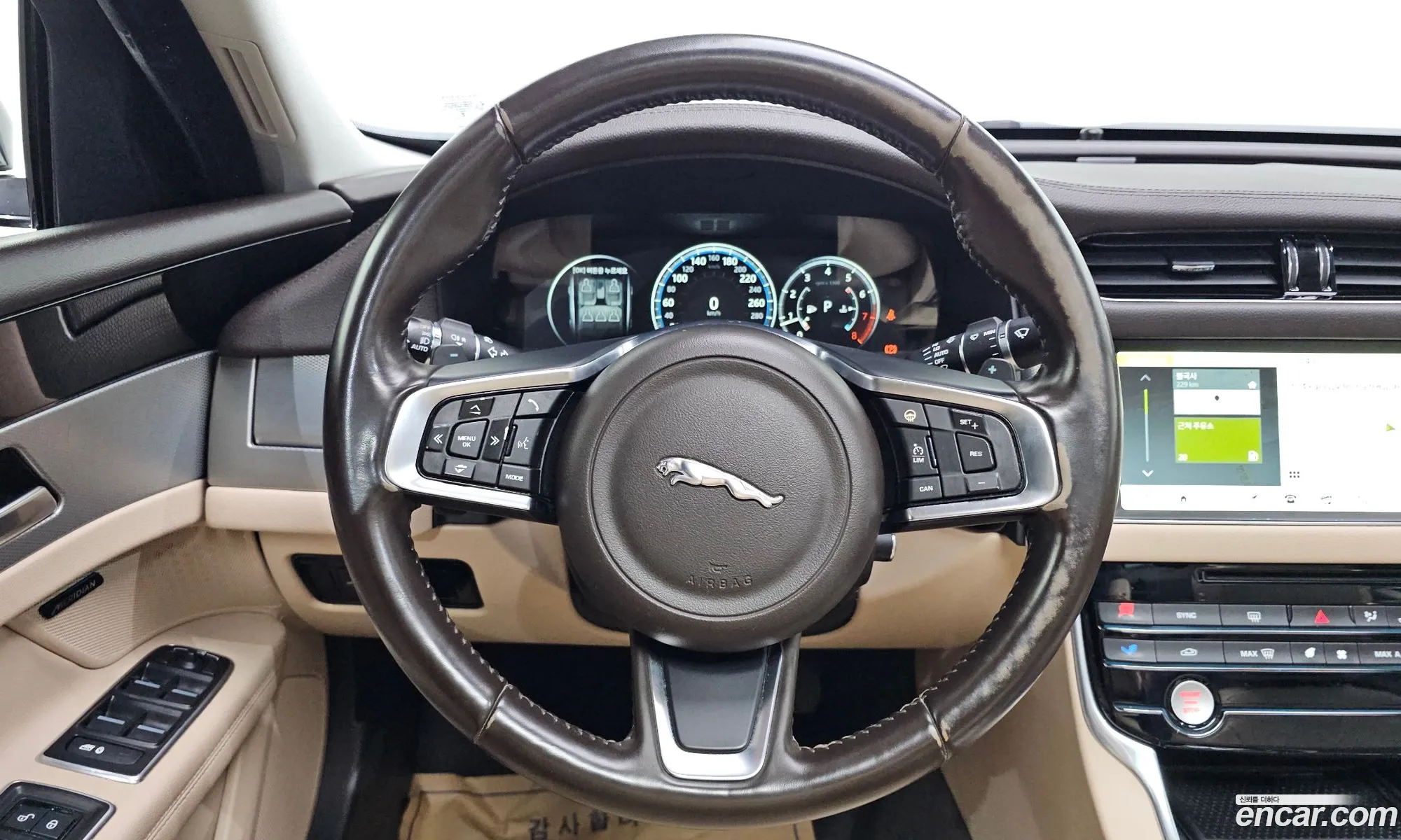 Jaguar XF 2018 — 14