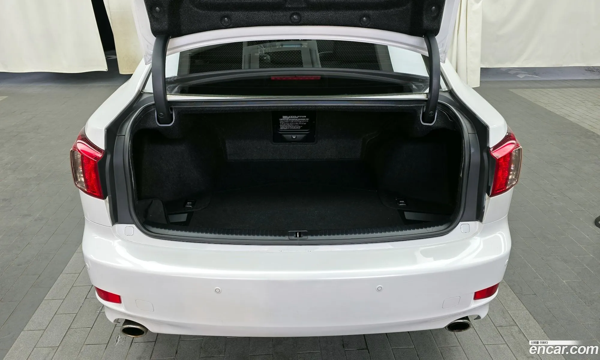 Lexus IS250 2011 — 16