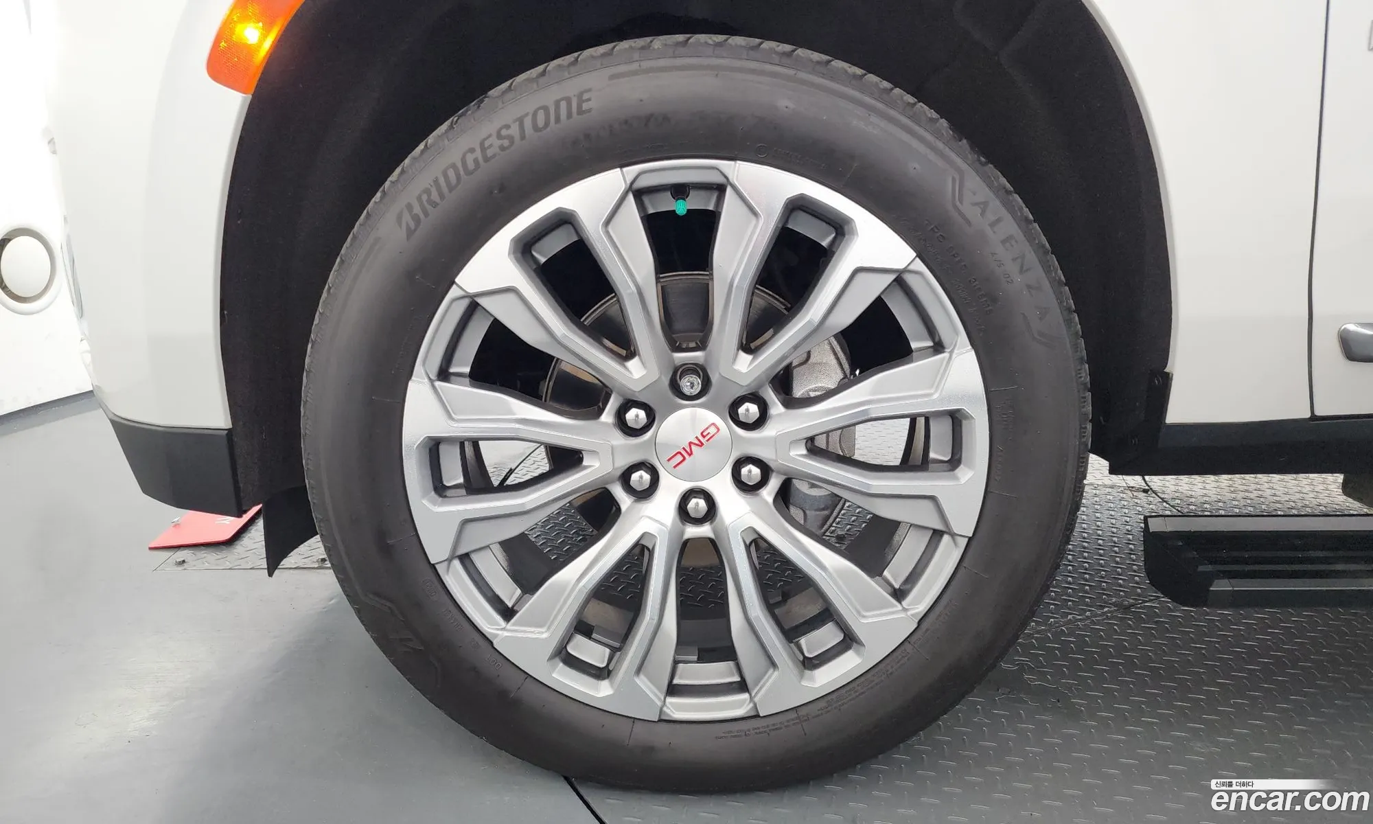 GMC Yukon 2021 1GKS2JKL111111111 — 19