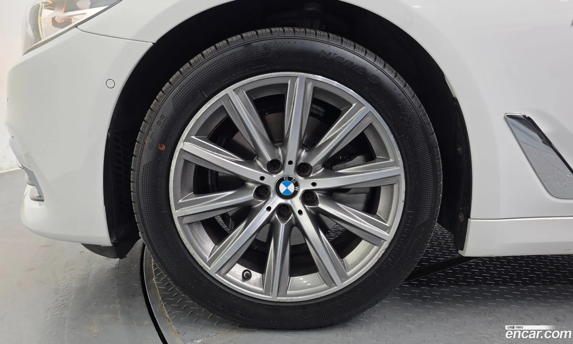 BMW 5 Series 2018 WBAJK7109JBP70917 — 24