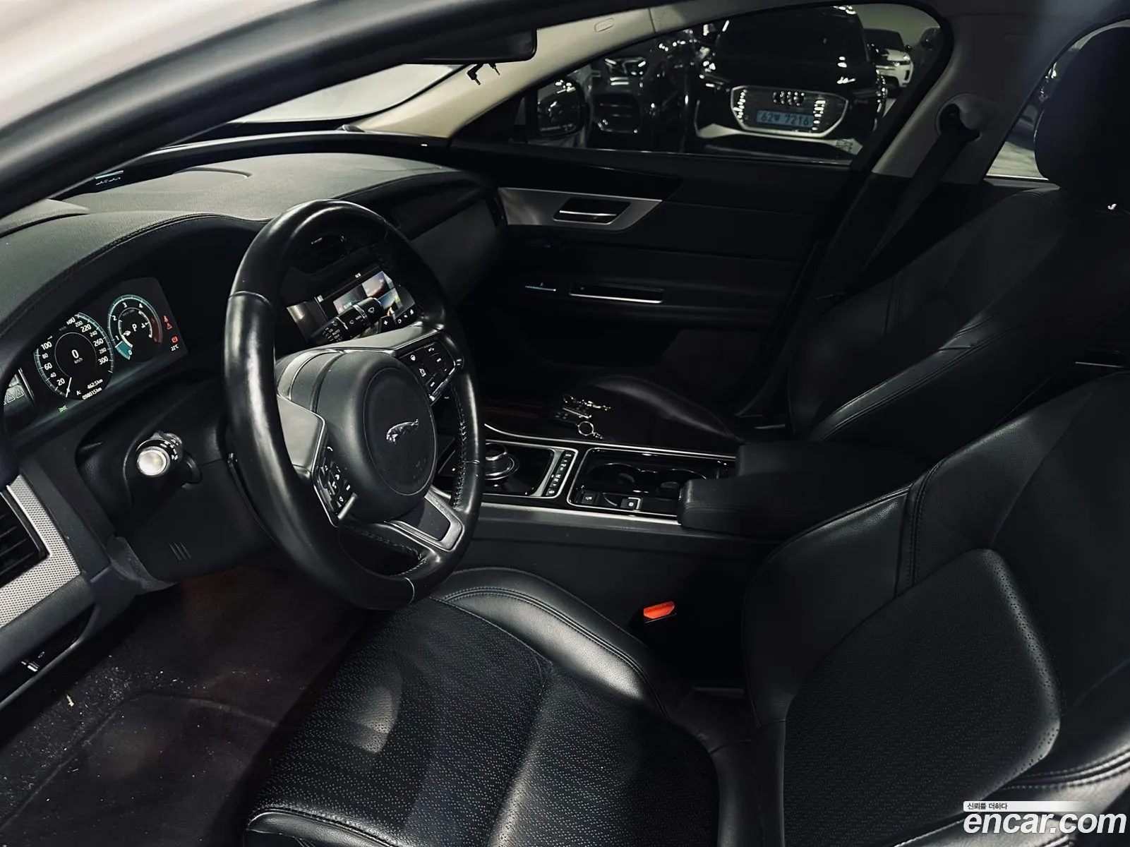 Jaguar XF 2018 — 17