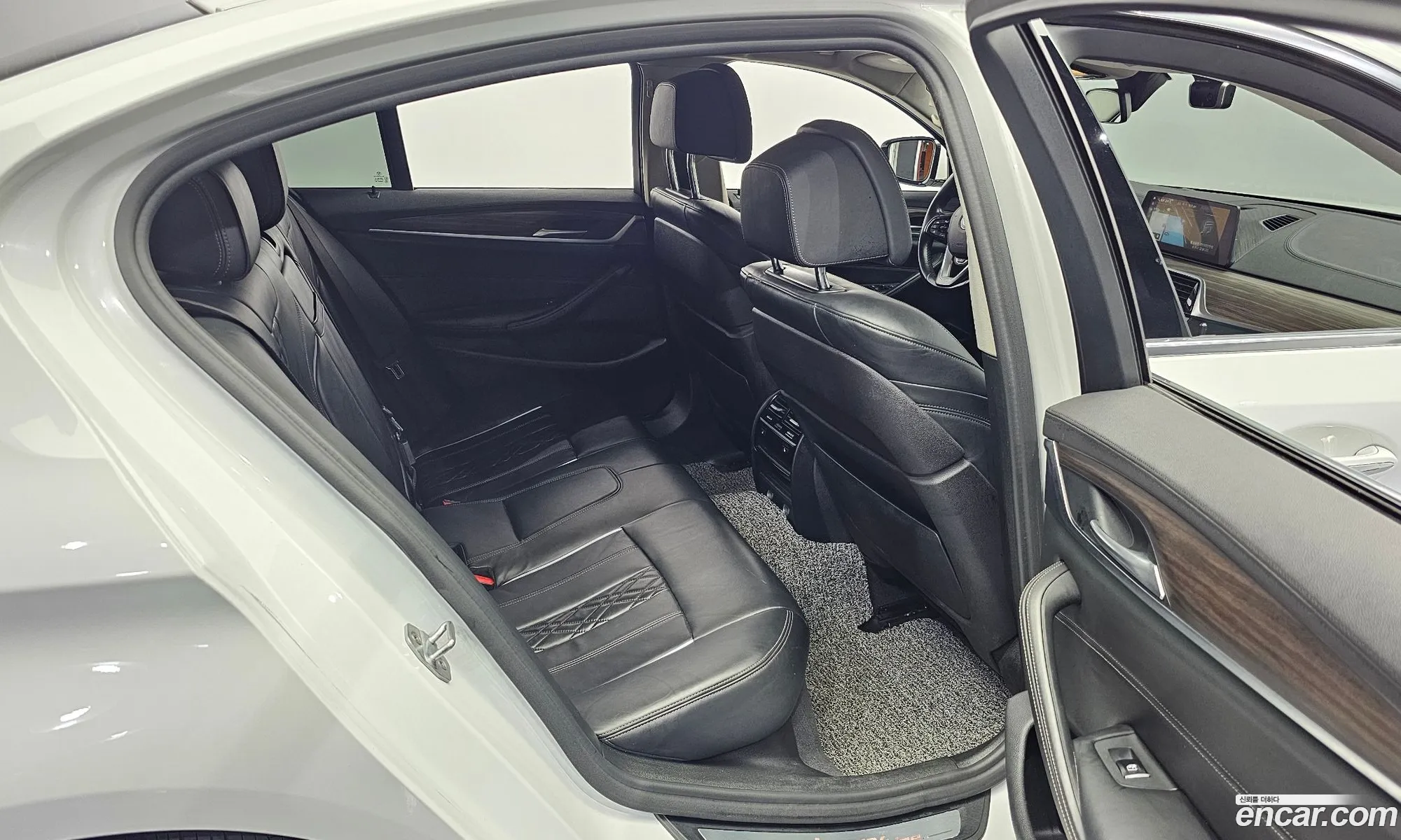 BMW 5 Series 2018 WBAJD3107JWC98554 — 12