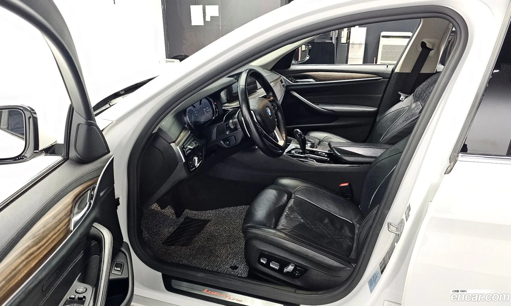 BMW 5 Series 2018 WBAJD3107JWC98554 — 14