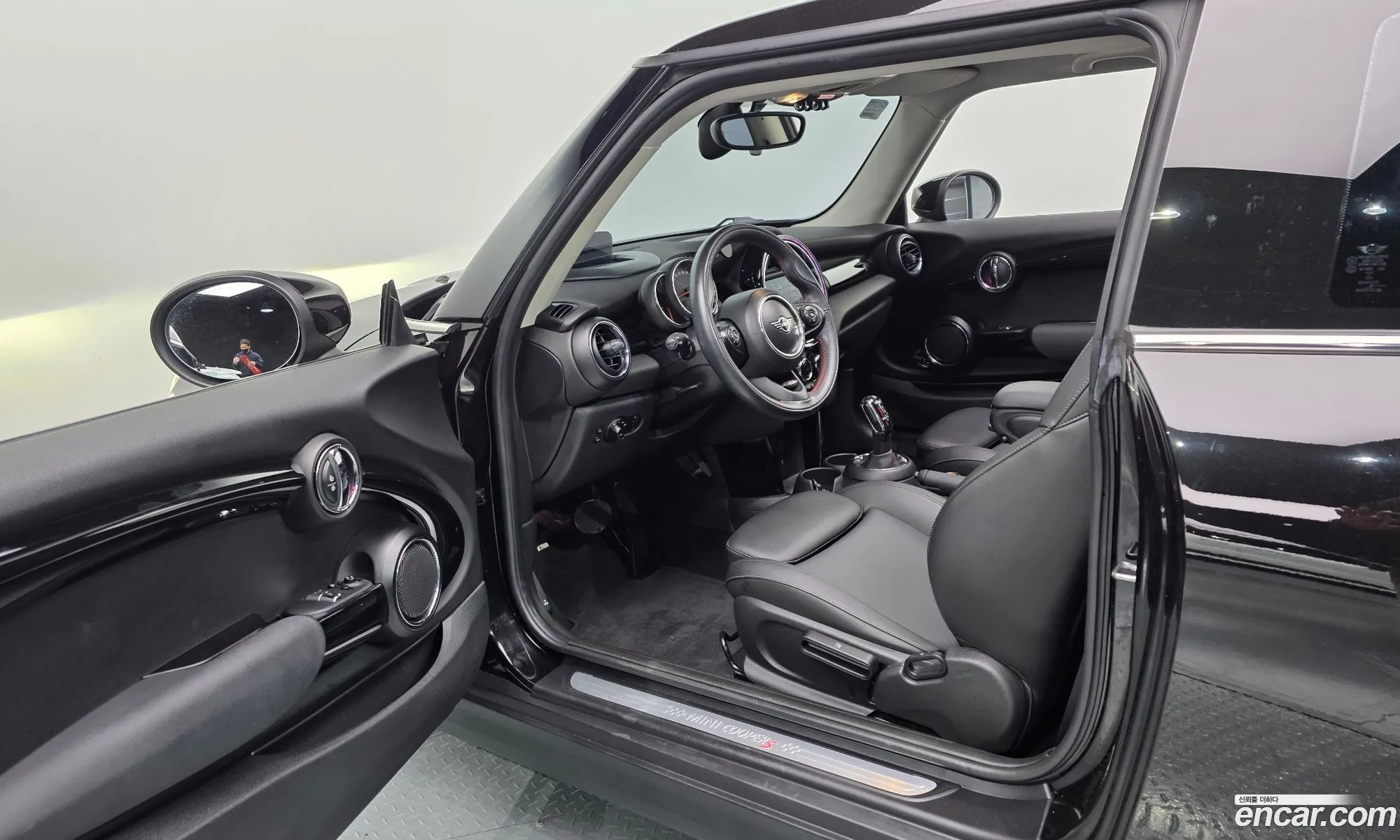 Mini Cooper S 2019 WMWXY7105L2L56142 — 19