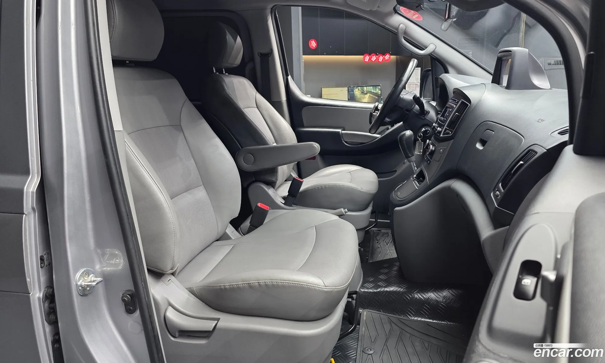 Hyundai Grand Starex 2018 — 27
