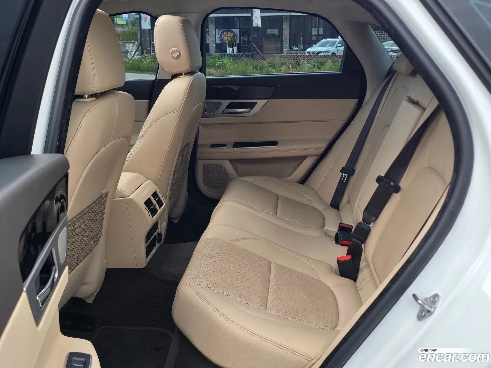 Jaguar XF 2019 — 14
