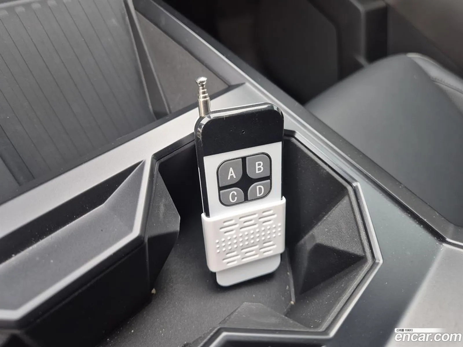 Tesla Cybertruck 2024 — 16