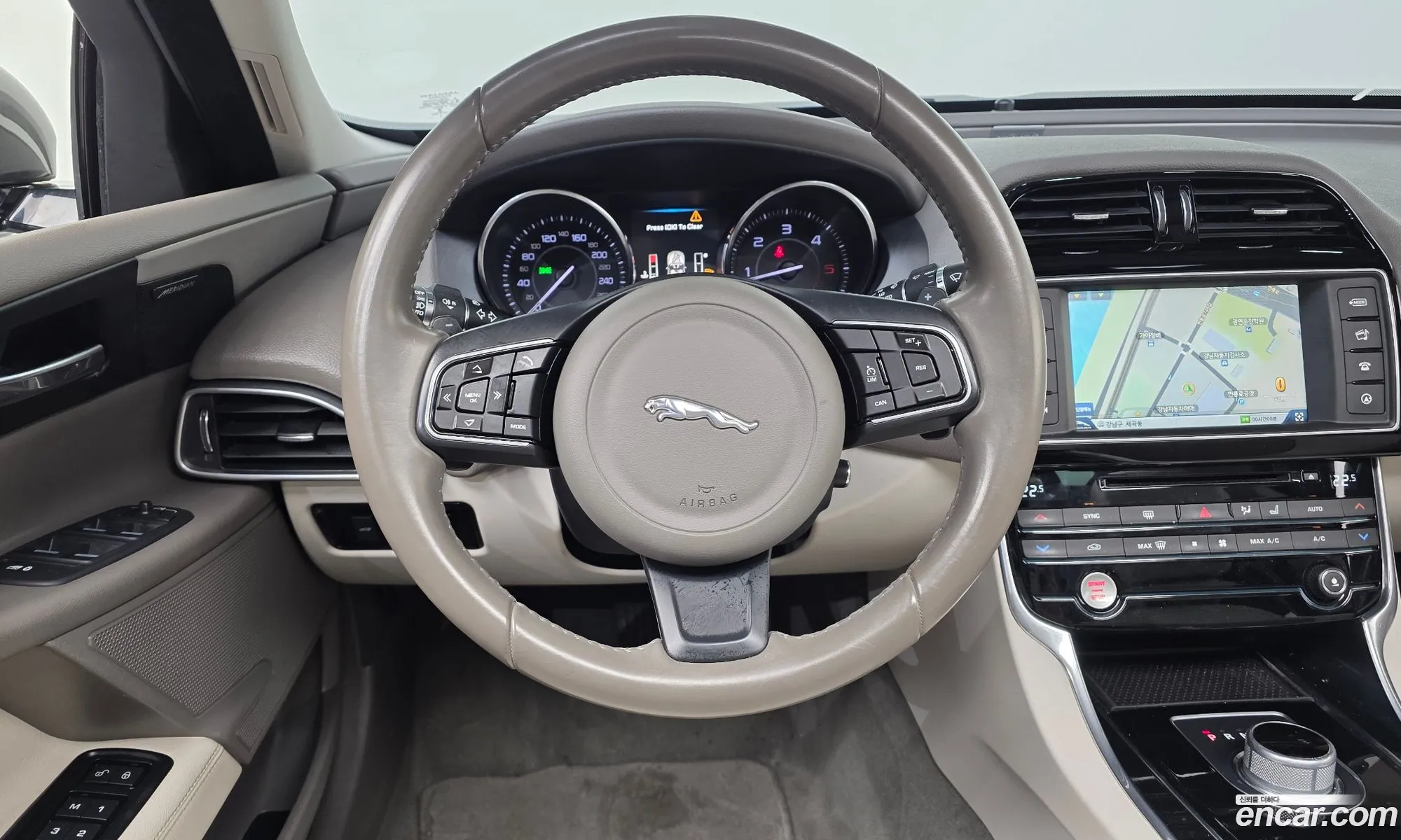 Jaguar XE 2015 — 9