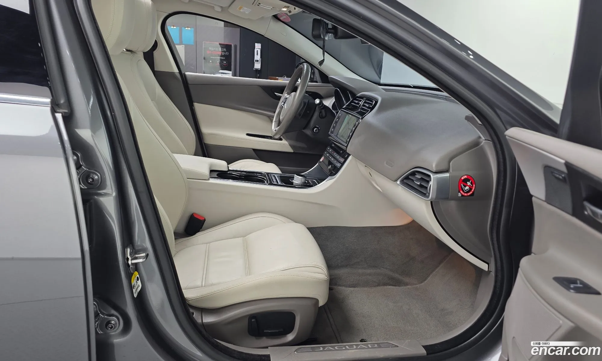 Jaguar XE 2015 — 3