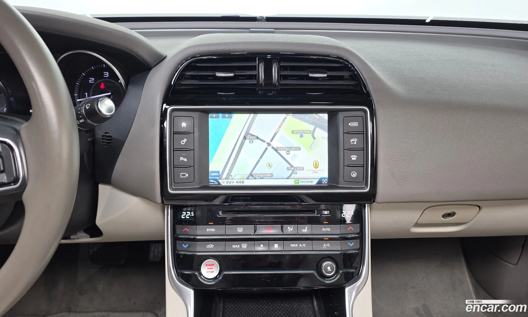 Jaguar XE 2015 — 17