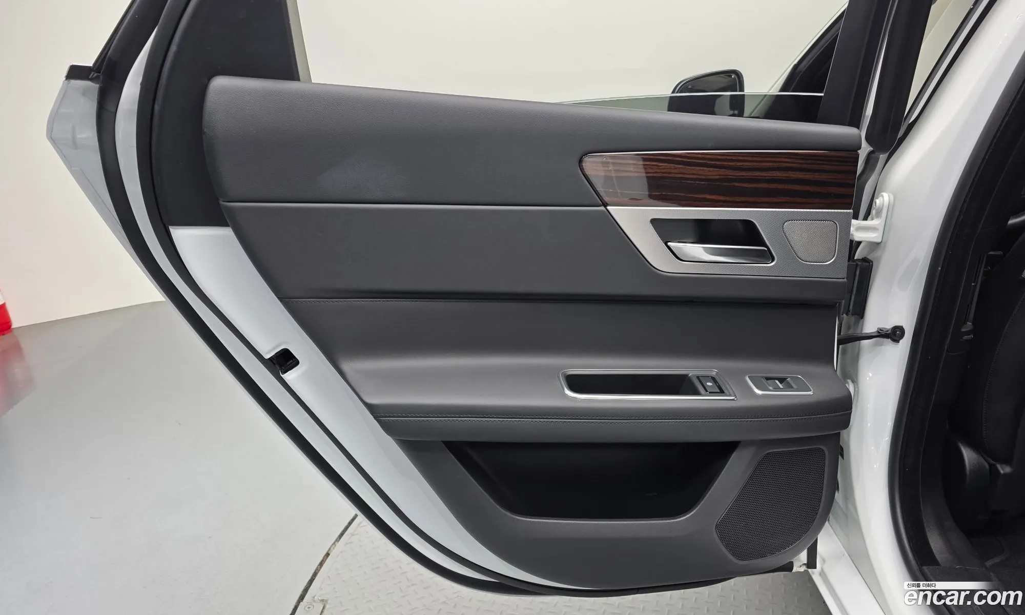 Jaguar XF 2019 SAJBB4BN2KCY76302 — 22