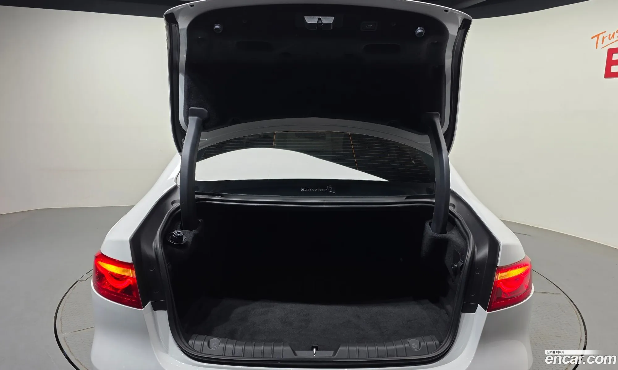 Jaguar XF 2019 SAJBB4BN2KCY76302 — 9