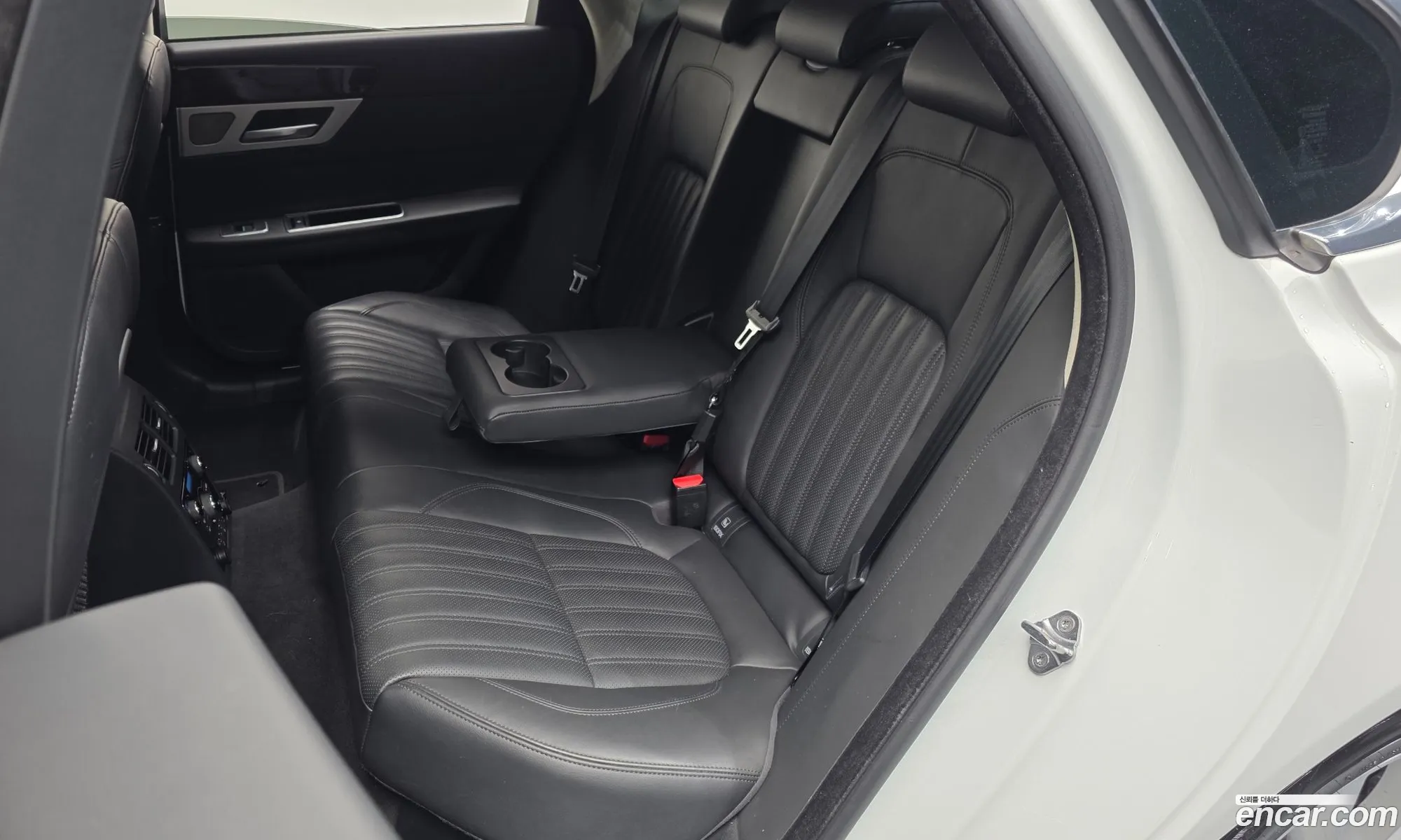 Jaguar XF 2019 SAJBB4BN2KCY76302 — 3