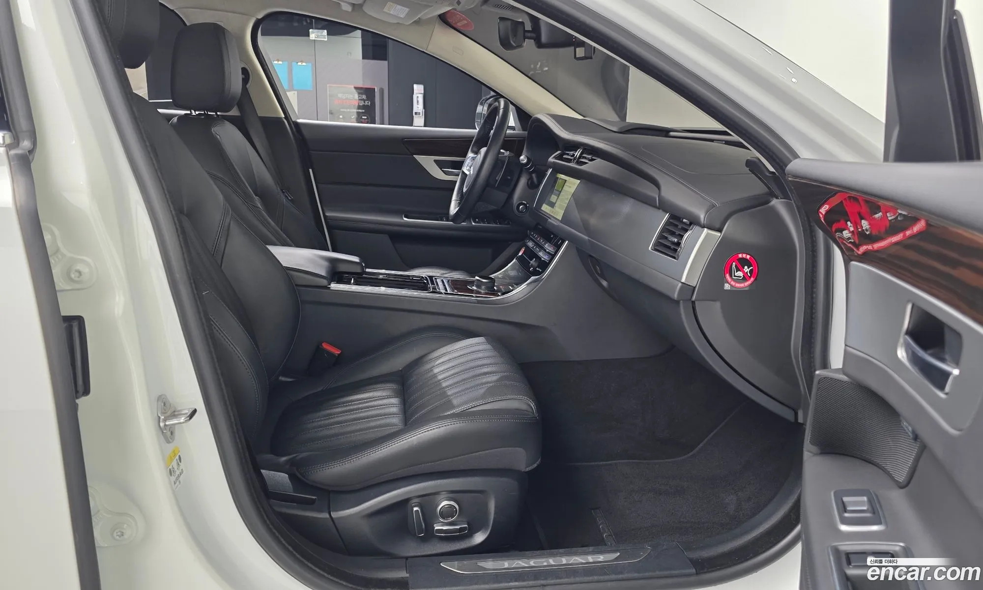 Jaguar XF 2019 SAJBB4BN2KCY76302 — 4