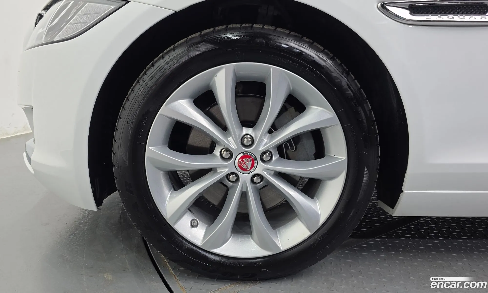Jaguar XF 2019 SAJBB4BN2KCY76302 — 12