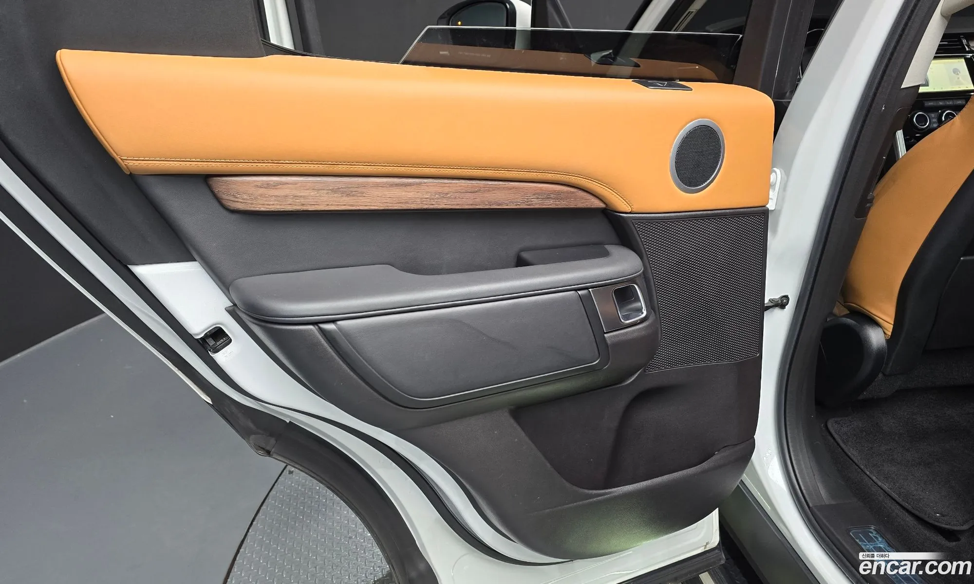 Land Rover Discovery 5 2017 SALRA2BK2HA046037 — 3