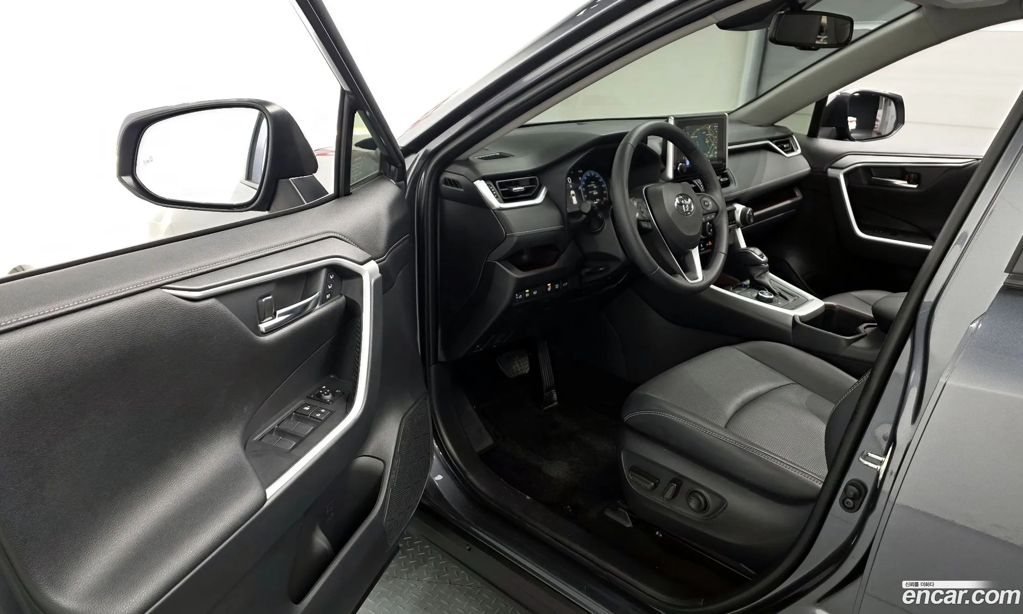 Toyota RAV4 2024 JTMDWRFVXRD267577 — 3