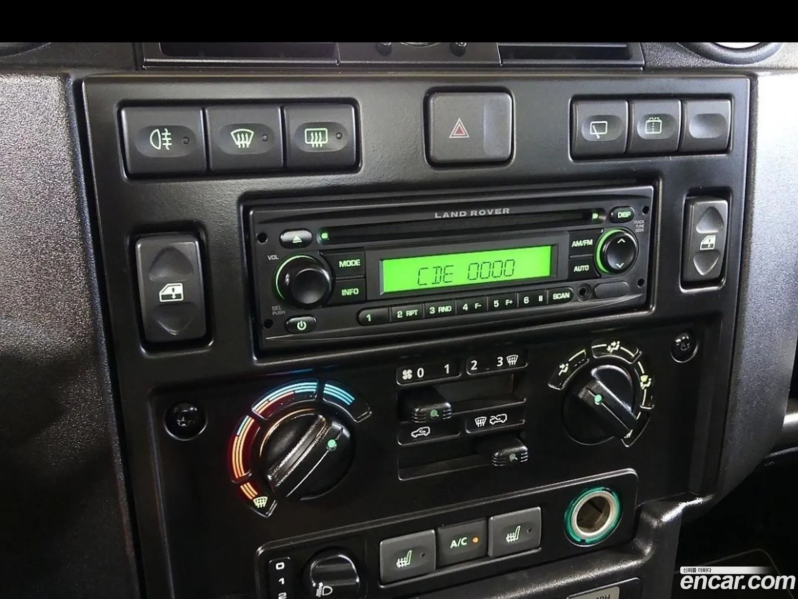 Land Rover Defender 2010 — 11