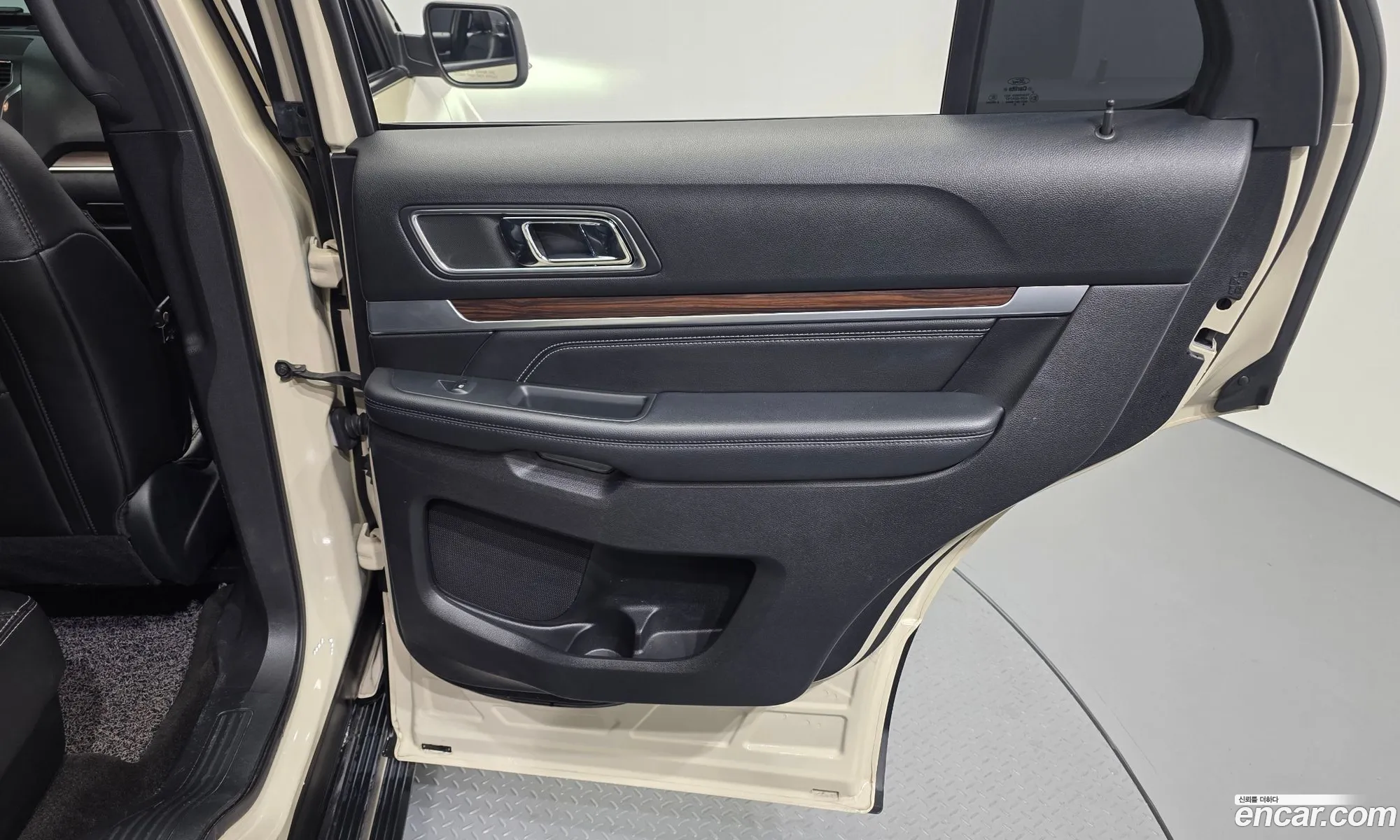Ford Explorer 2018 1FM5K8FH6JGB23656 — 32