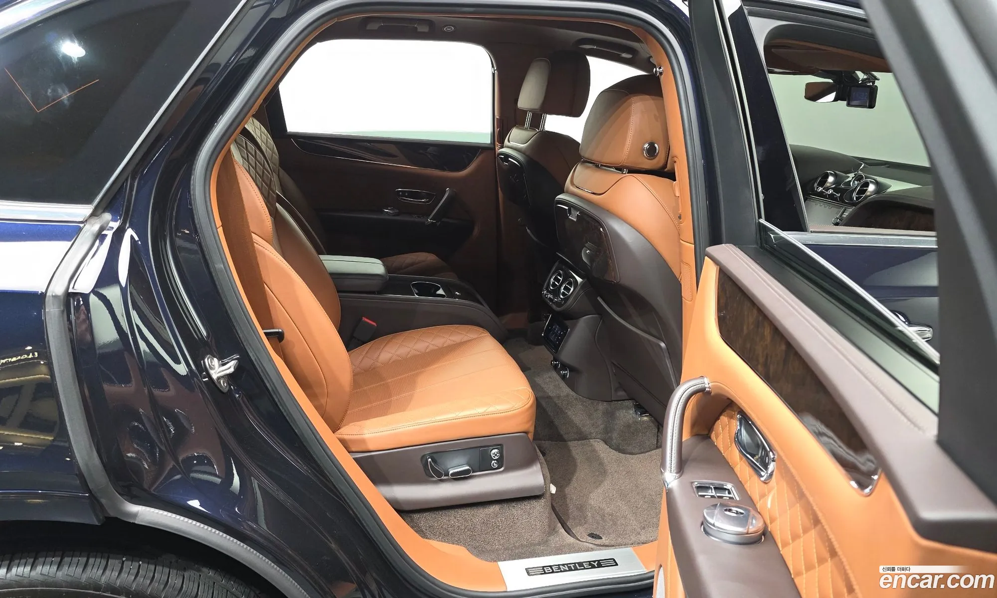 Bentley Bentayga 2017 SJAAC14V5HC014883 — 14