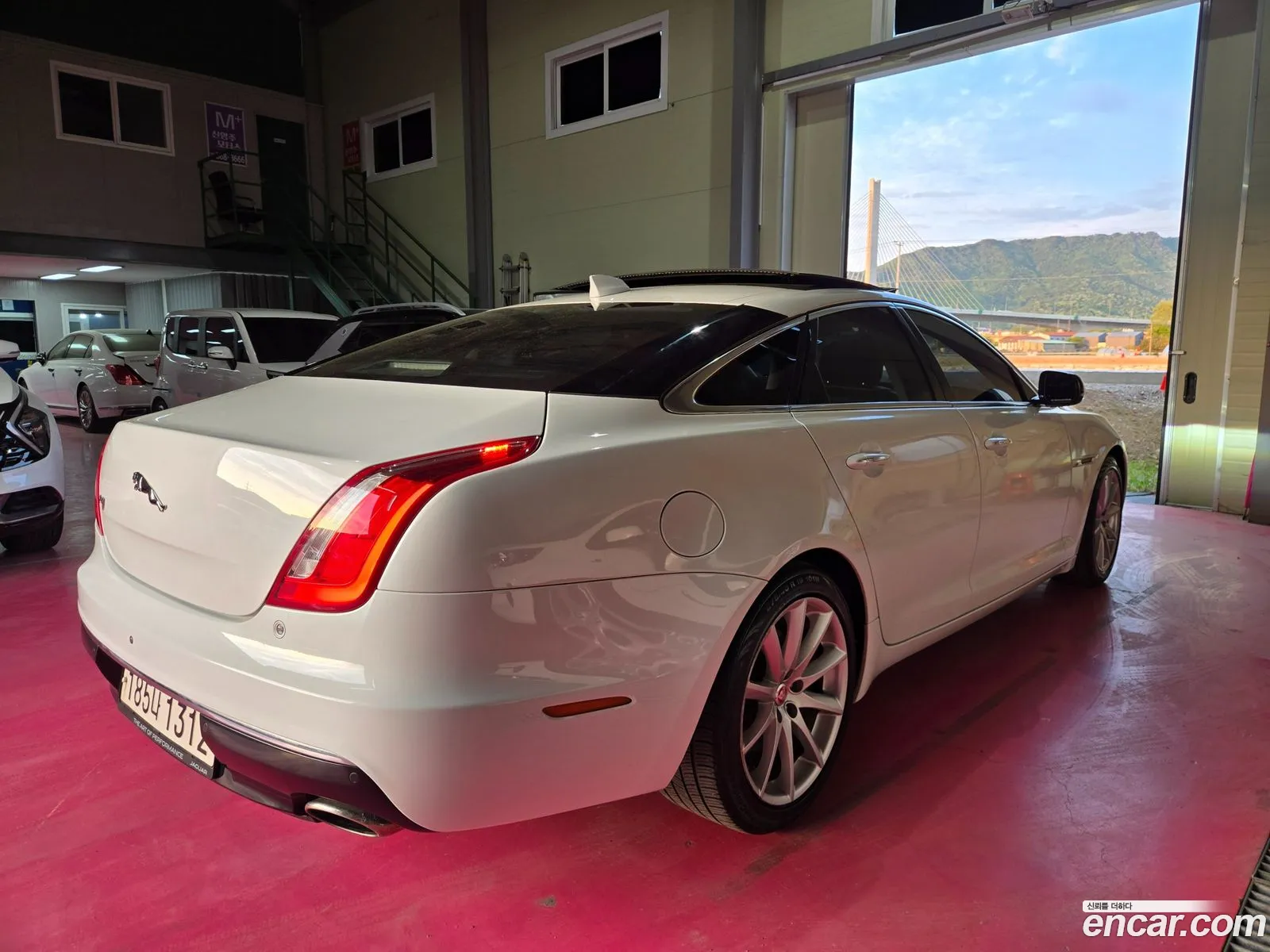 Jaguar XJ 2017 — 13