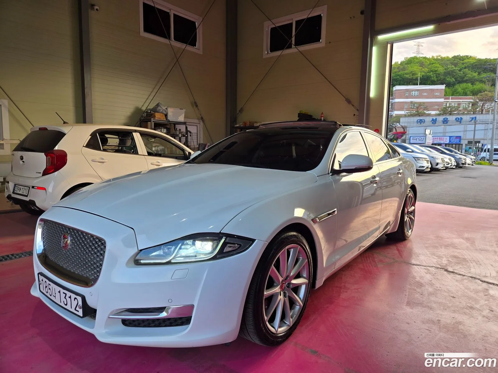 Jaguar XJ 2017 — 15