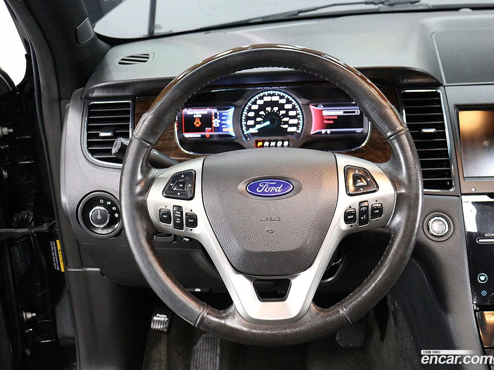 Ford Taurus 2016 — 18