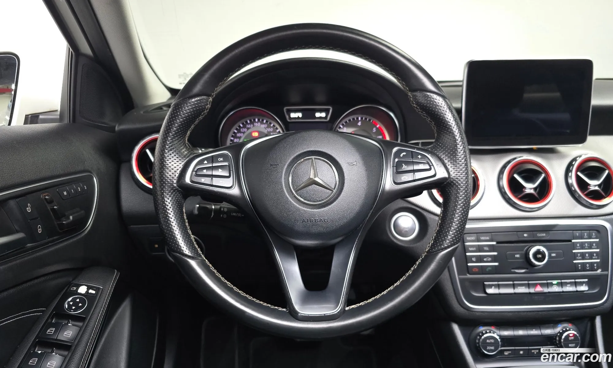 Mercedes-Benz GLA-Class X156 2015 — 13