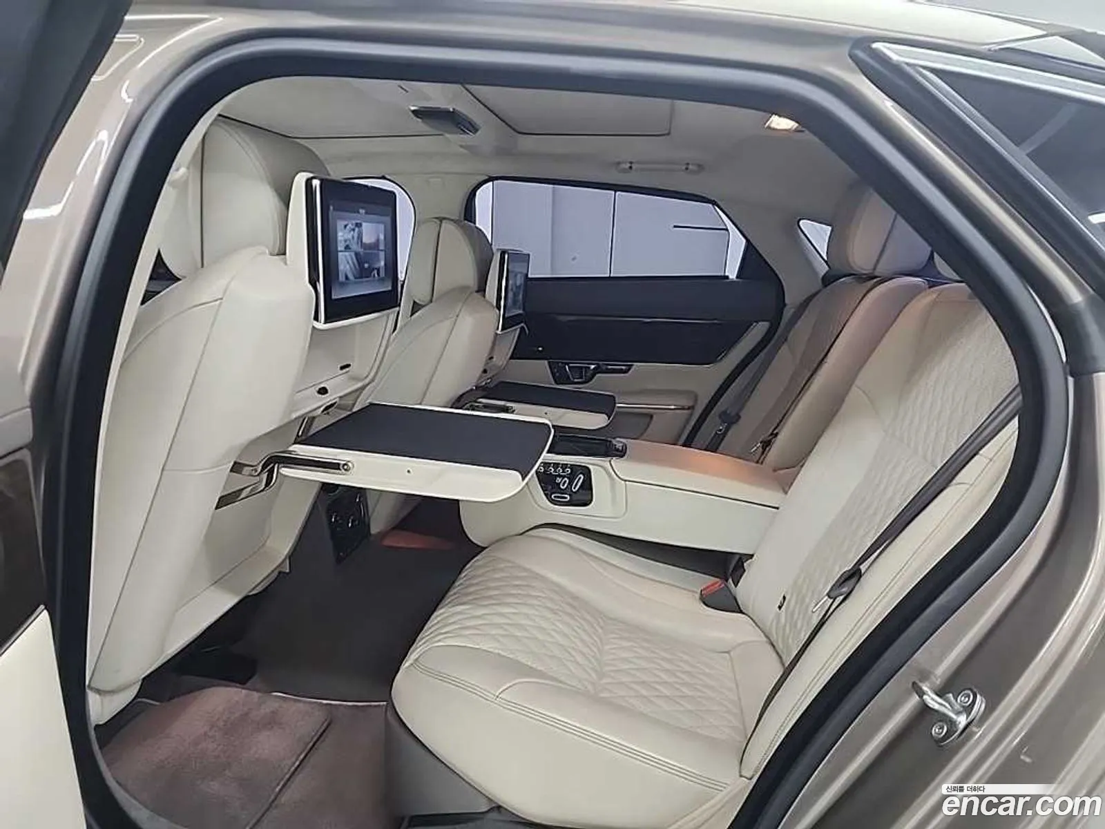 Jaguar XJ 2017 — 11