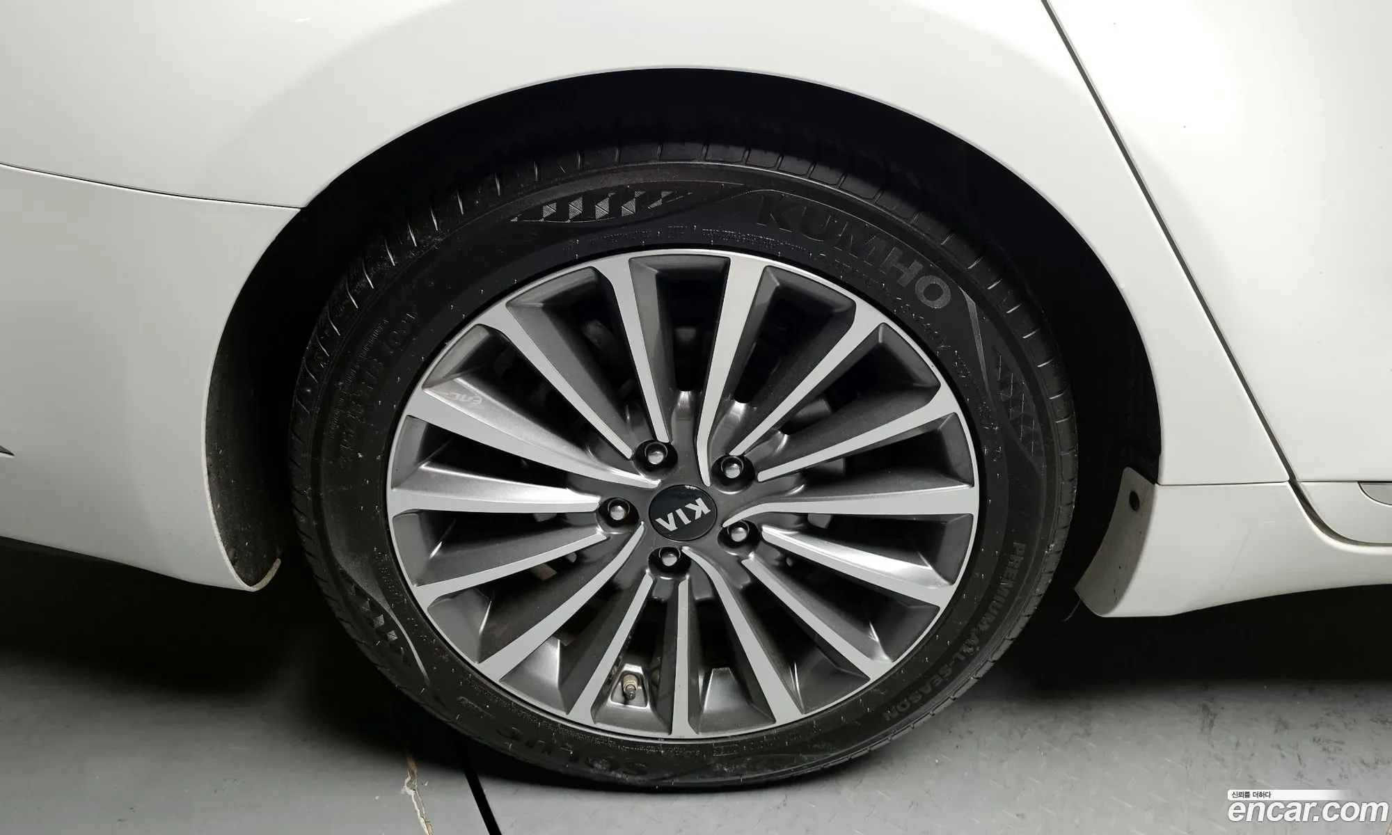Kia K7 2019 — 17