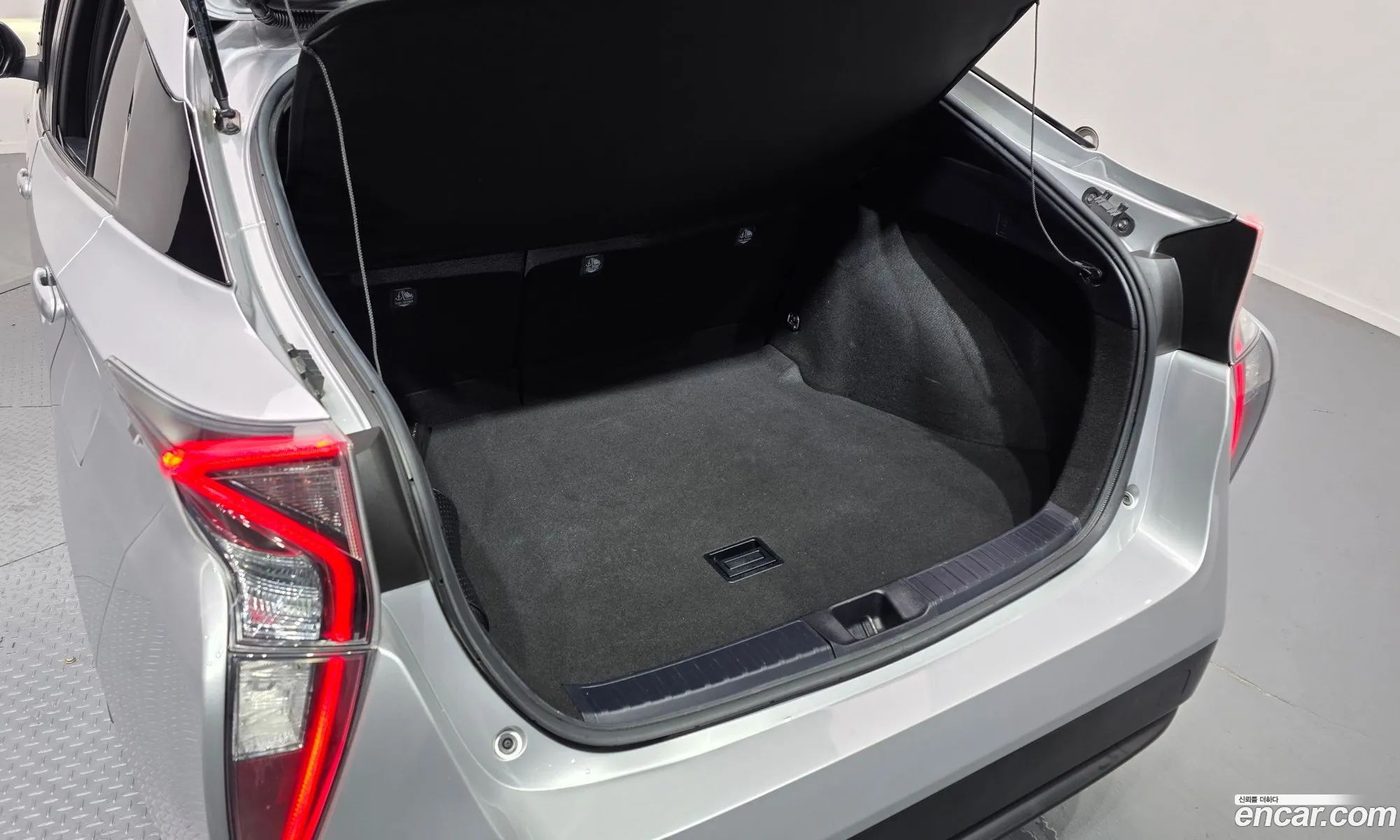 Toyota Prius 2018 JTDKBRFU2J3593135 — 28