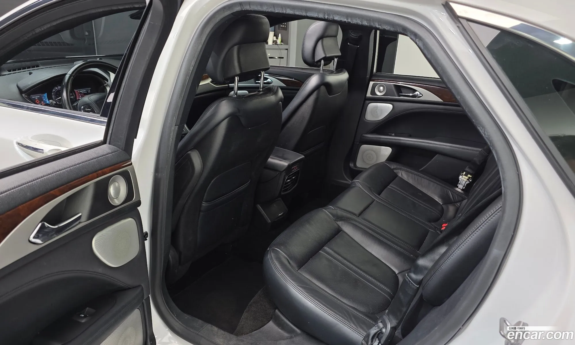 Lincoln MKZ 2017 3LN6L5MU0HR662065 — 5