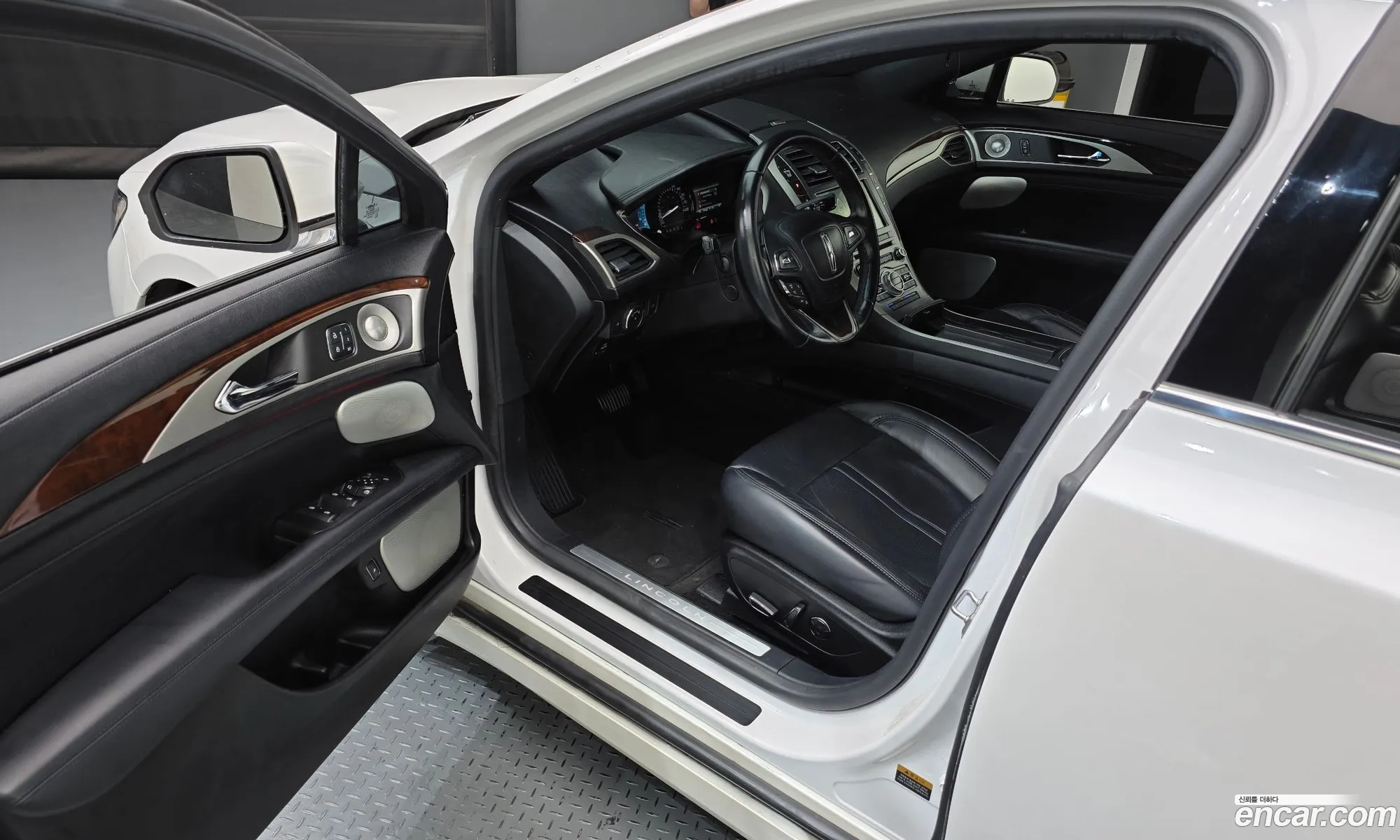 Lincoln MKZ 2017 3LN6L5MU0HR662065 — 2