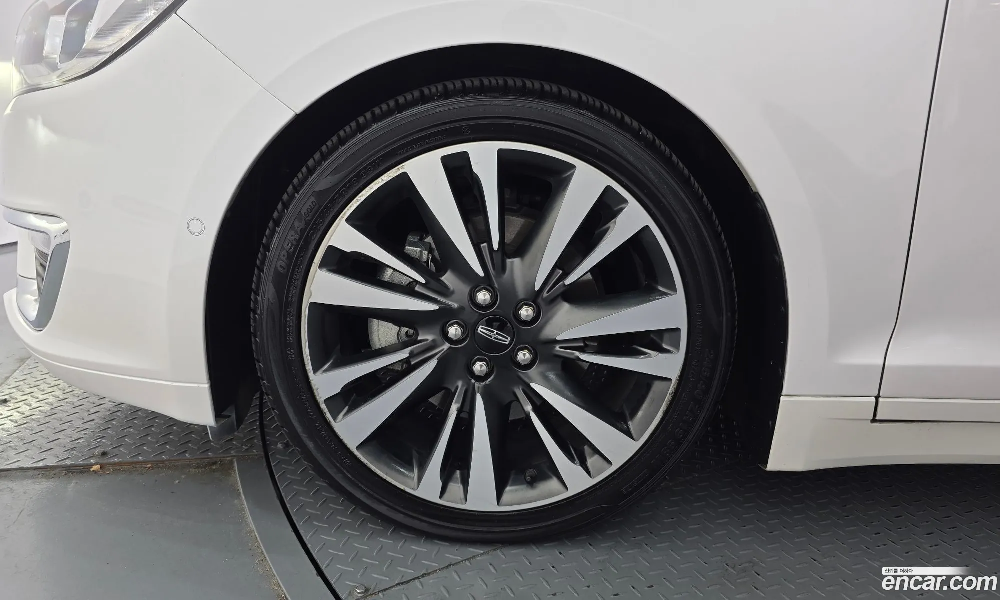 Lincoln MKZ 2017 3LN6L5MU0HR662065 — 30