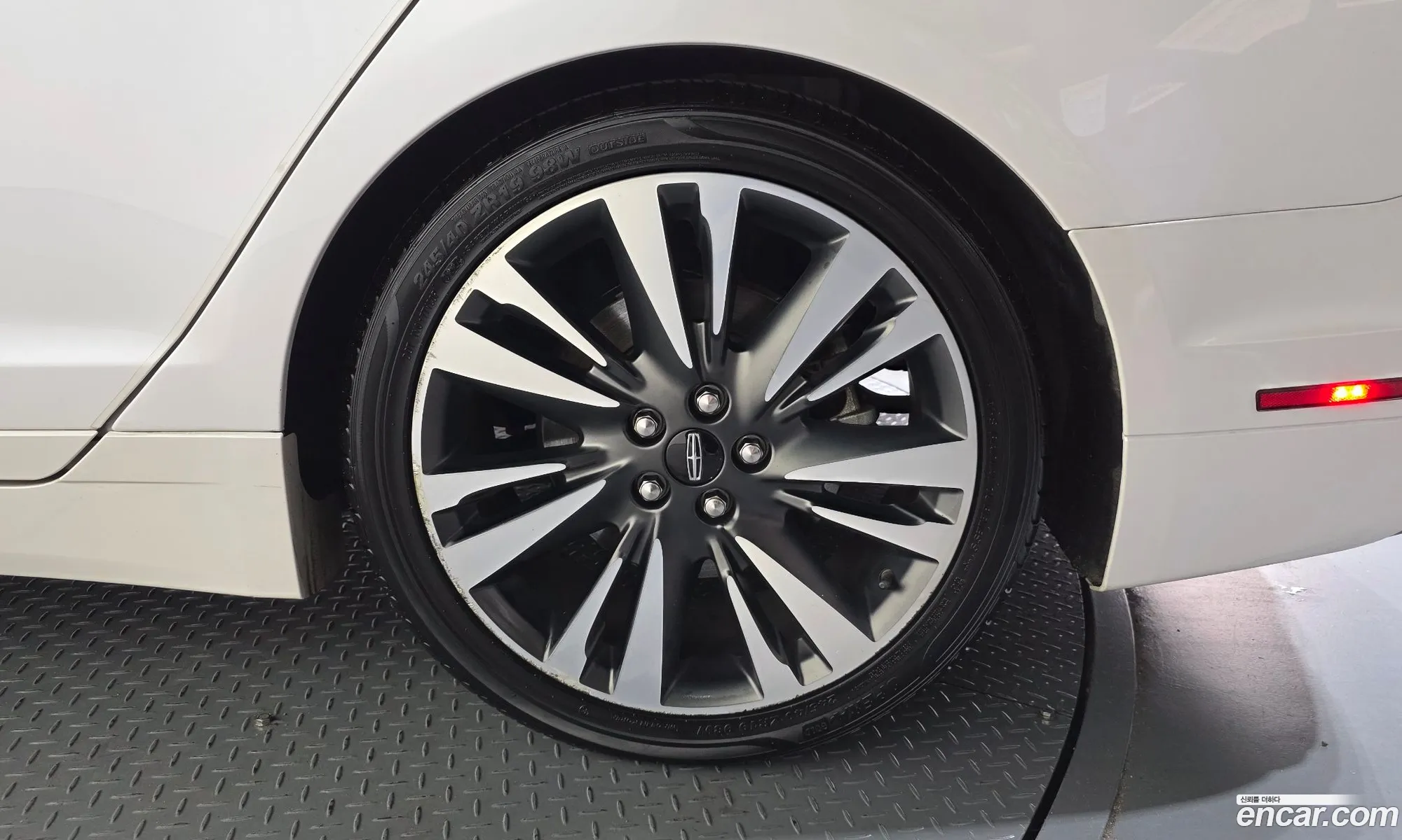 Lincoln MKZ 2017 3LN6L5MU0HR662065 — 18