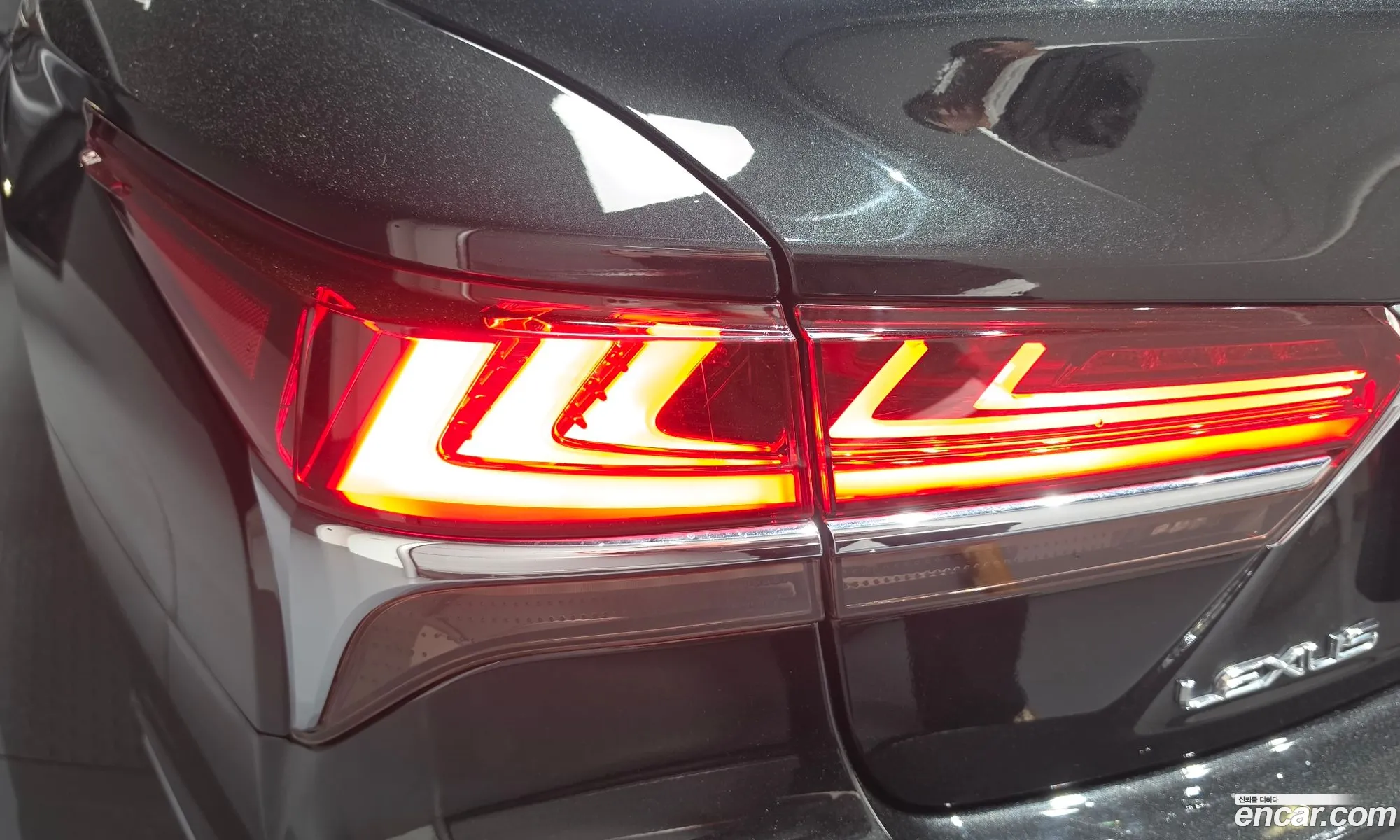 Lexus LS500h 2019 JTHCYLFF9K5001574 — 18