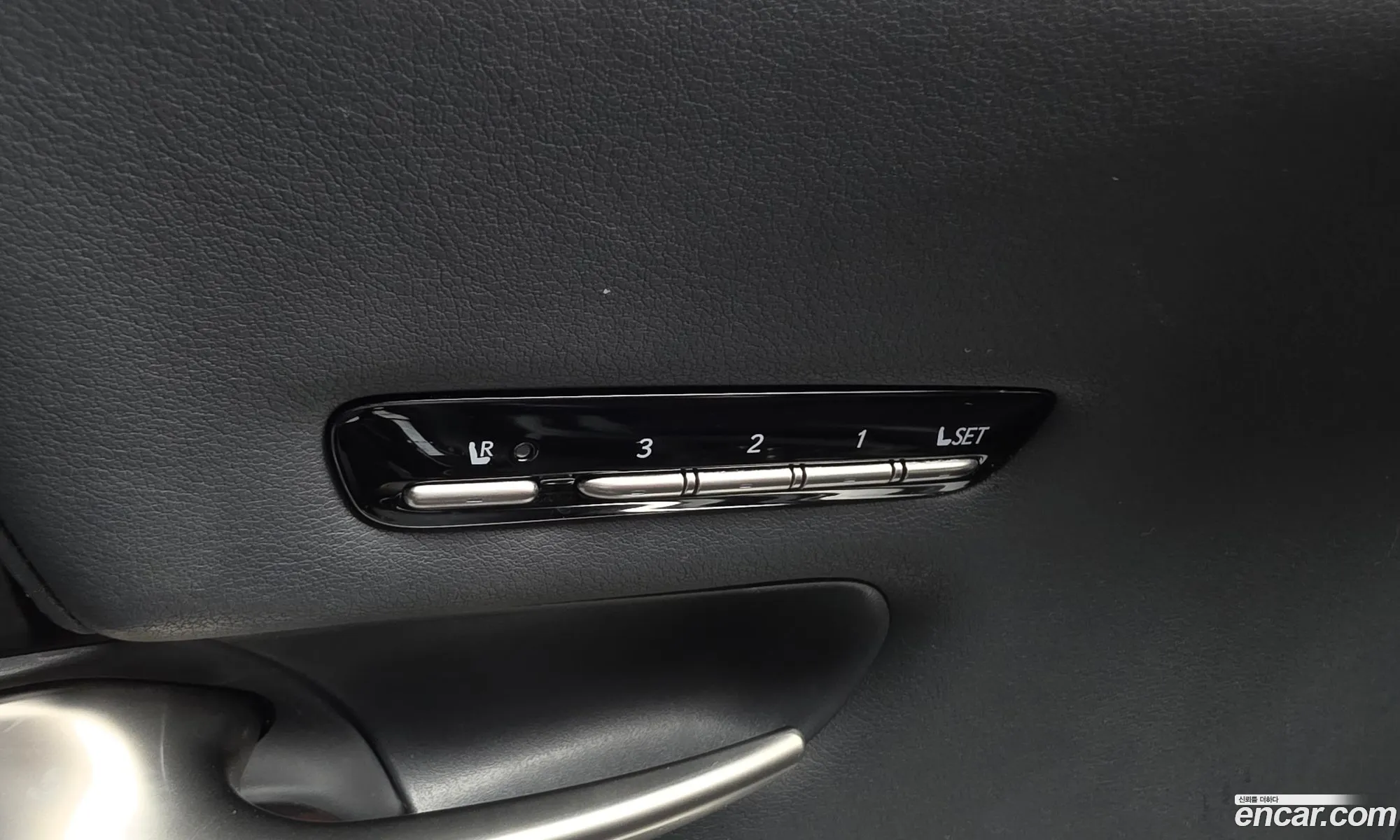 Lexus LS500h 2019 JTHCYLFF9K5001574 — 26