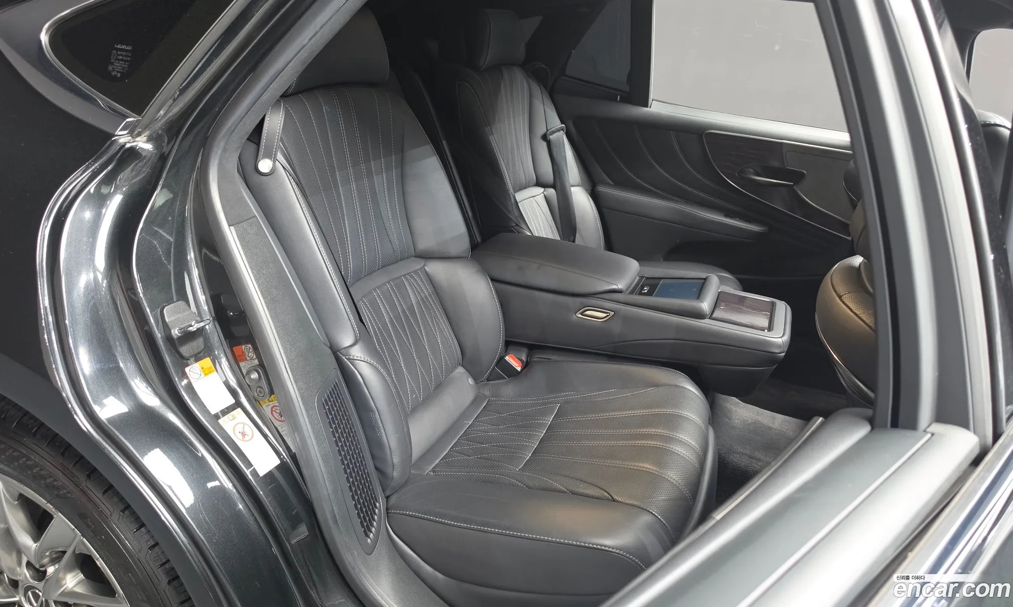 Lexus LS500h 2019 JTHCYLFF9K5001574 — 3
