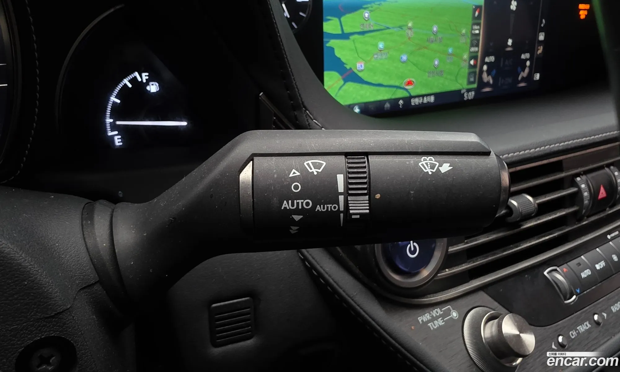 Lexus LS500h 2019 JTHCYLFF9K5001574 — 27