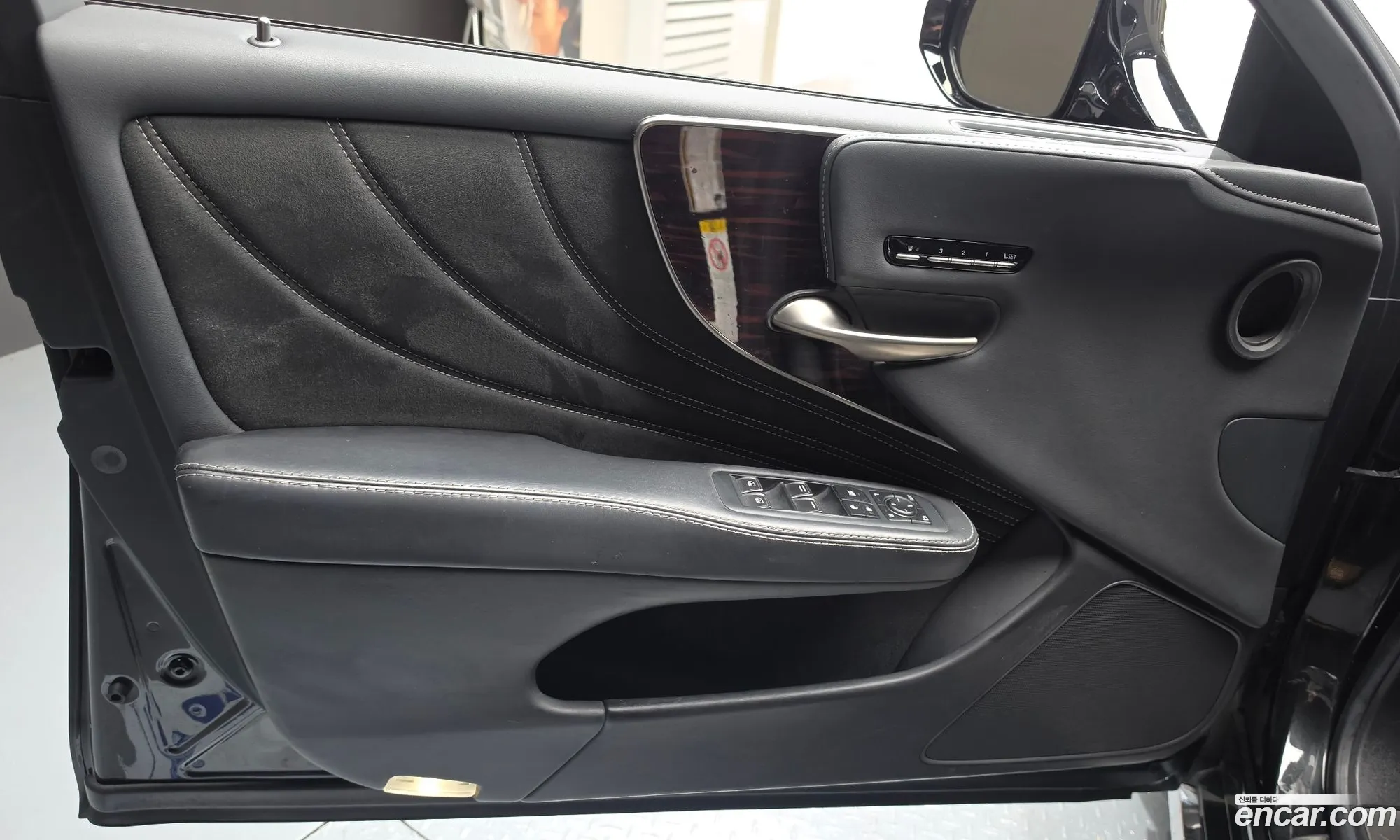 Lexus LS500h 2019 JTHCYLFF9K5001574 — 14