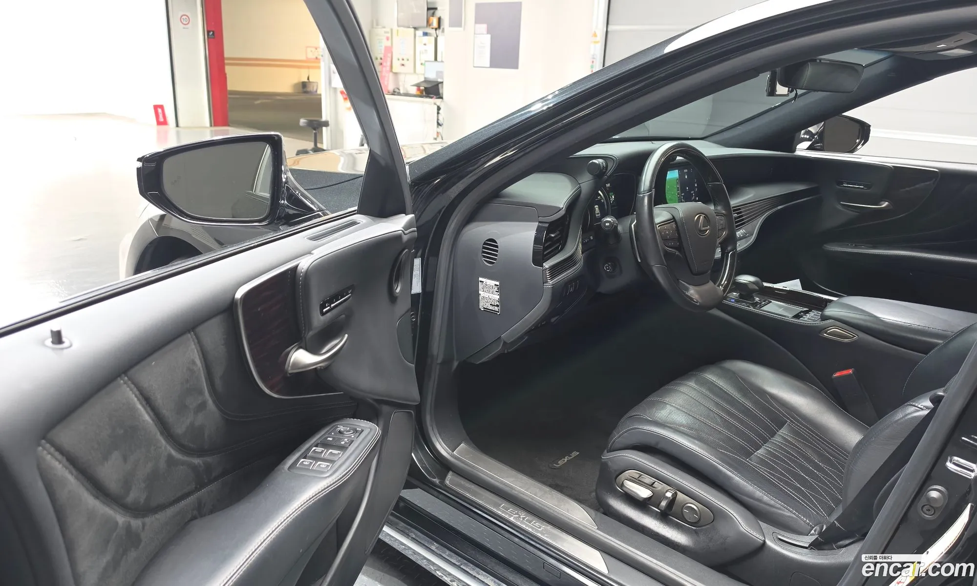Lexus LS500h 2019 JTHCYLFF9K5001574 — 10