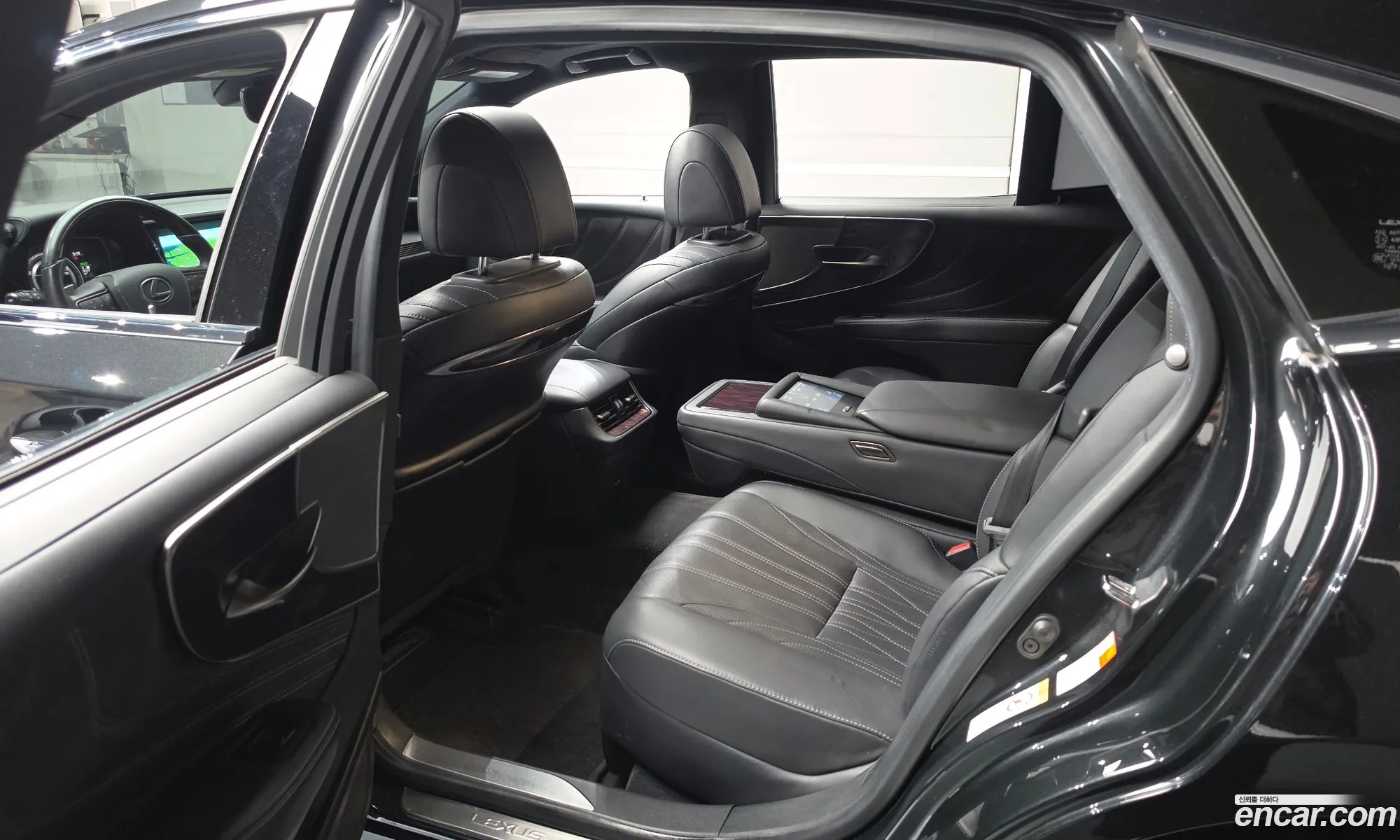 Lexus LS500h 2019 JTHCYLFF9K5001574 — 28