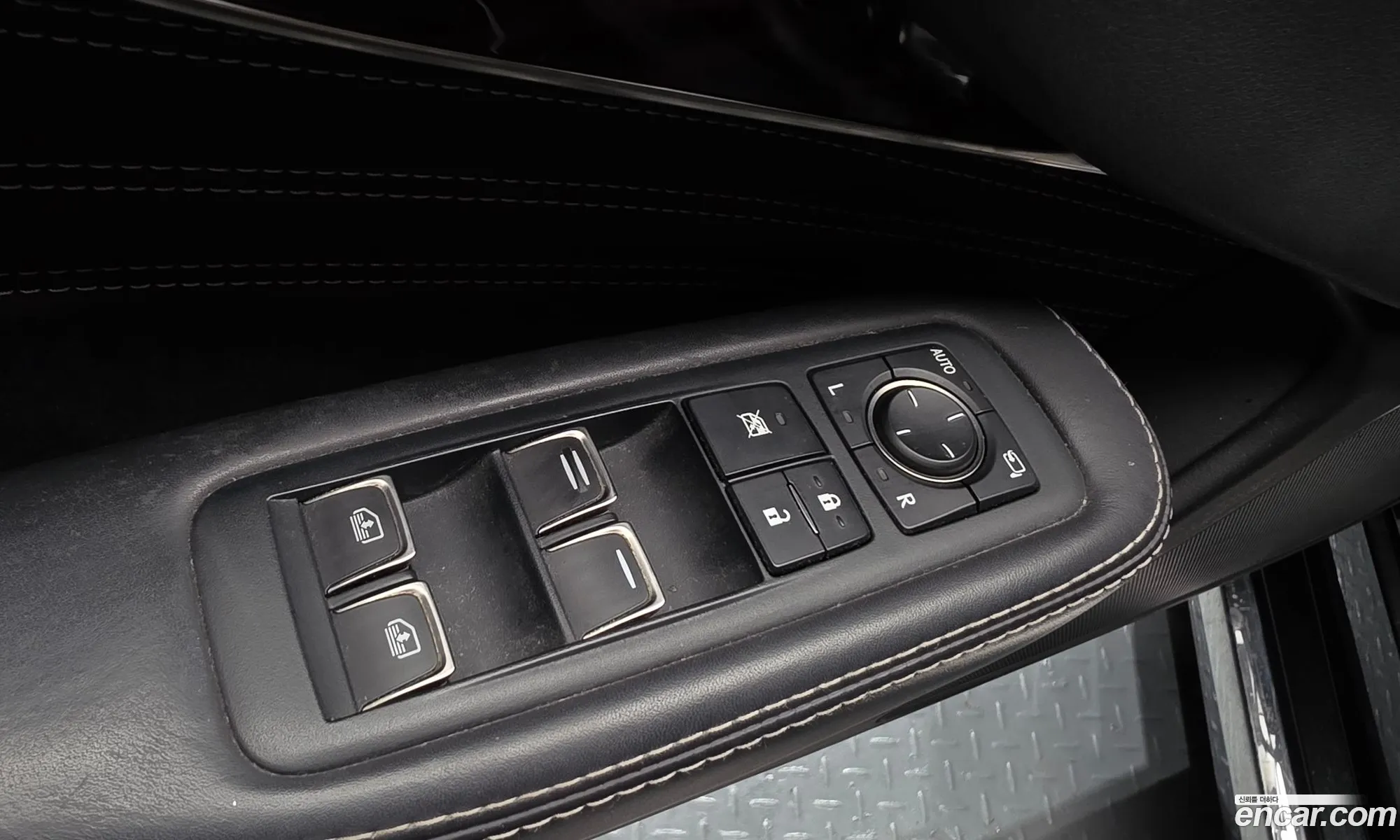 Lexus LS500h 2019 JTHCYLFF9K5001574 — 31