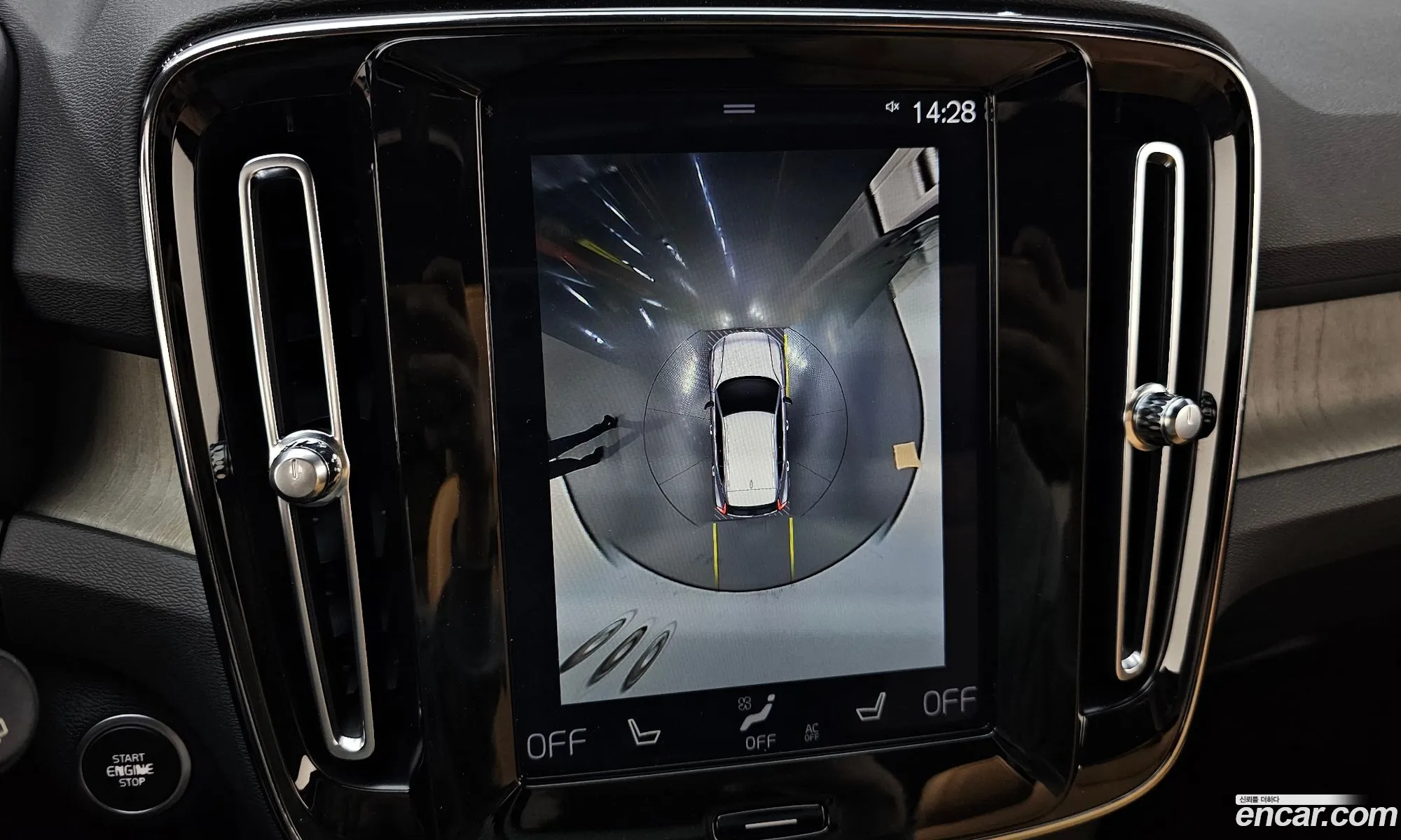 Volvo XC40 2019 YV1XZACACL2194037 — 30